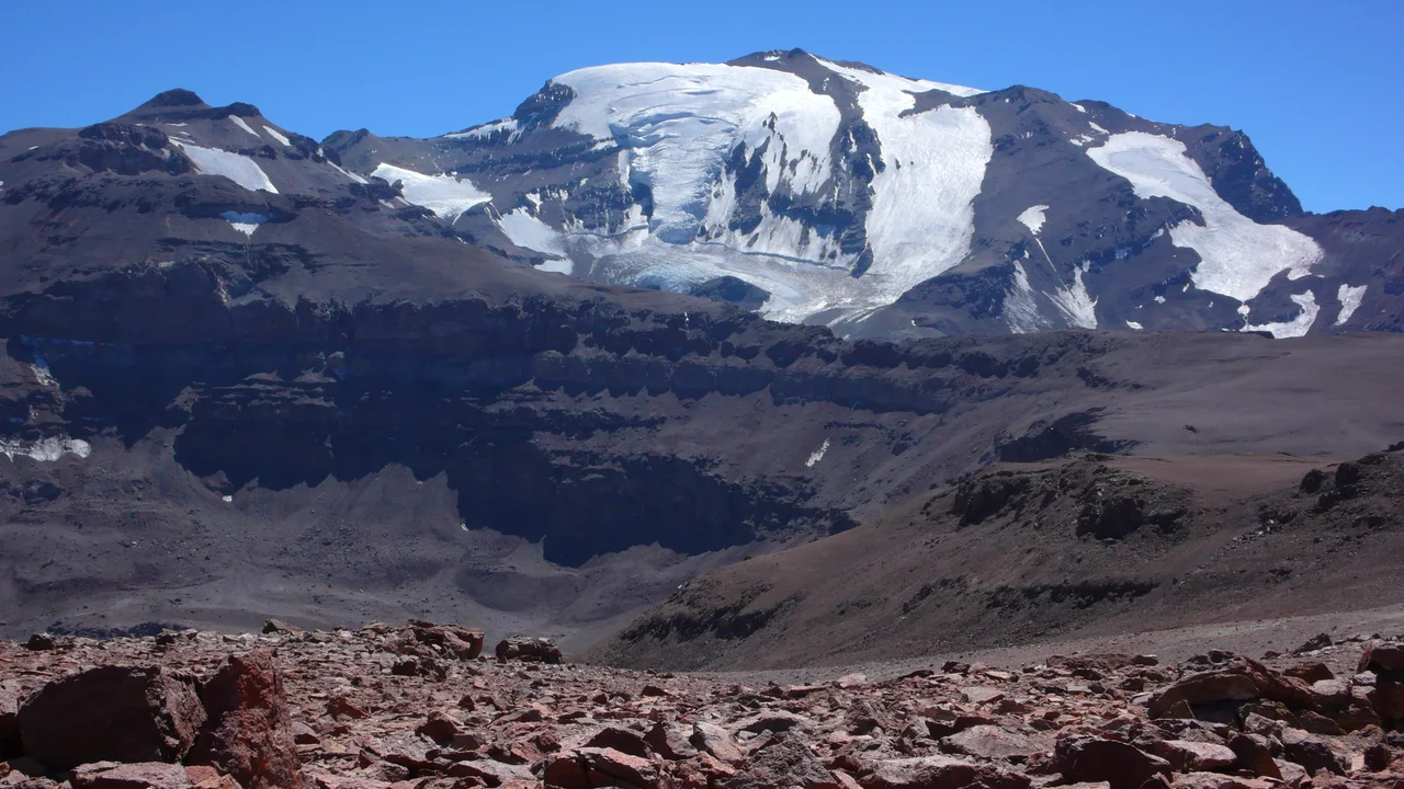 Cerro del Plomo (5,424m) from near El Pintor (approx. 4,200m), looking north-east.
The peak to the left is Cerro Leonera (approx. 5,050m).

The Cerro del Plomo (5,424m) is not to be confused with the Nevado El Plomo (6,070m), which lies on the border about 20km to the north-east. (Cf. John Biggar, The Andes — A Guide for Climbers, ISBN 0-9536087-2-7, p. 217; Hermann Kiendler, Die Anden — Vom Chimborazo zum Marmolejo — Alle 6000er auf einen Blick, ISBN 978-3-936740-36-3, pp. 349–352.)
