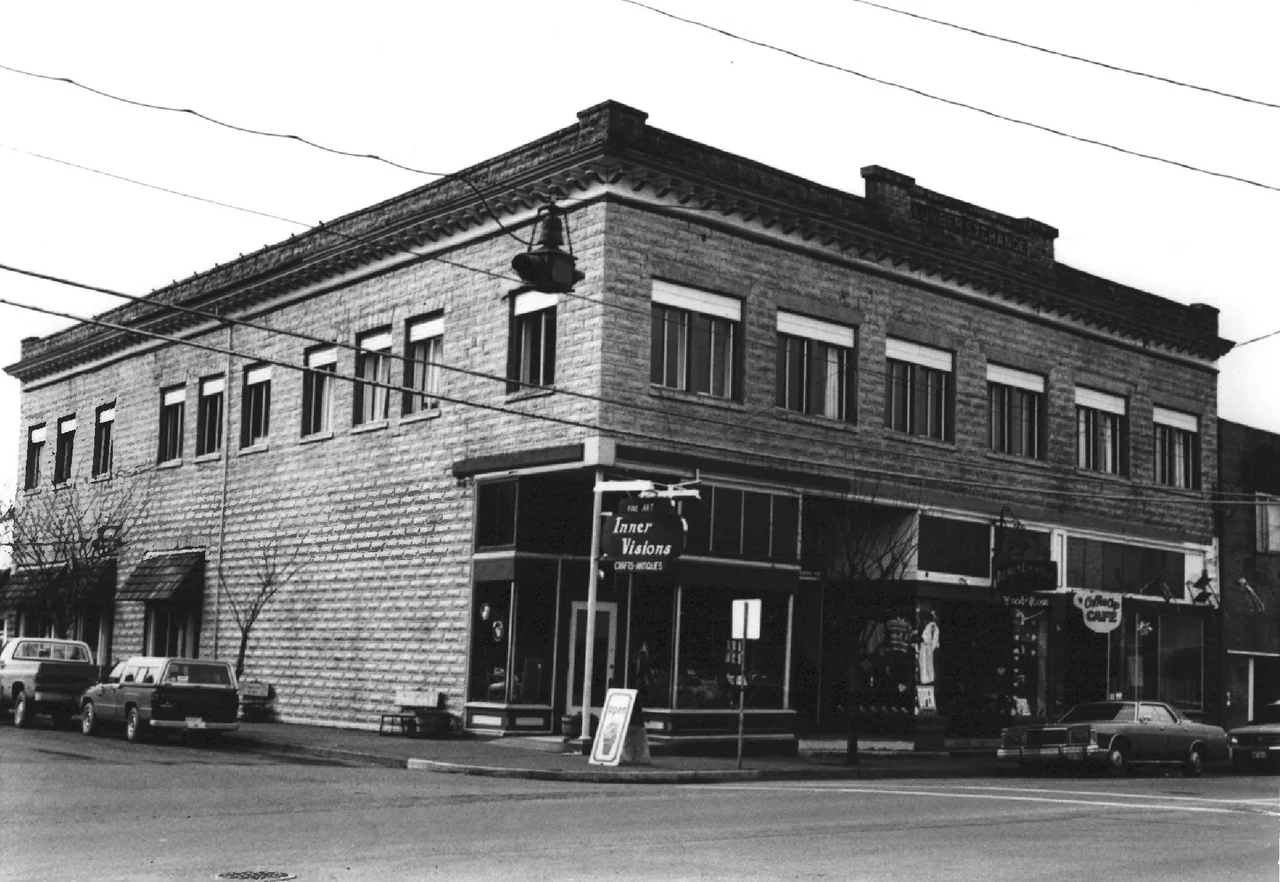The historic Lumber Exchange Building (built 1907), formerly located at the junction of Willapa Avenue and U.S. 101 in South Bend, Washington, United States, is listed on the U.S. National Register of Historic Places. The building was demolished in 2006 after a partial collapse.
This is an image of a place or building that is listed on the National Register of Historic Places in the United States of America. Its reference number is 88000604 (Wikidata).