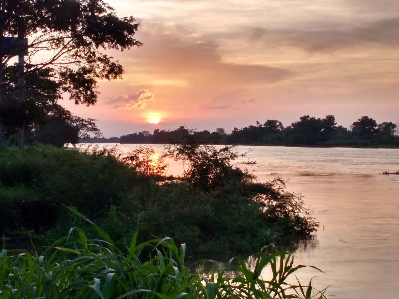 Atardecer en el canal del dique